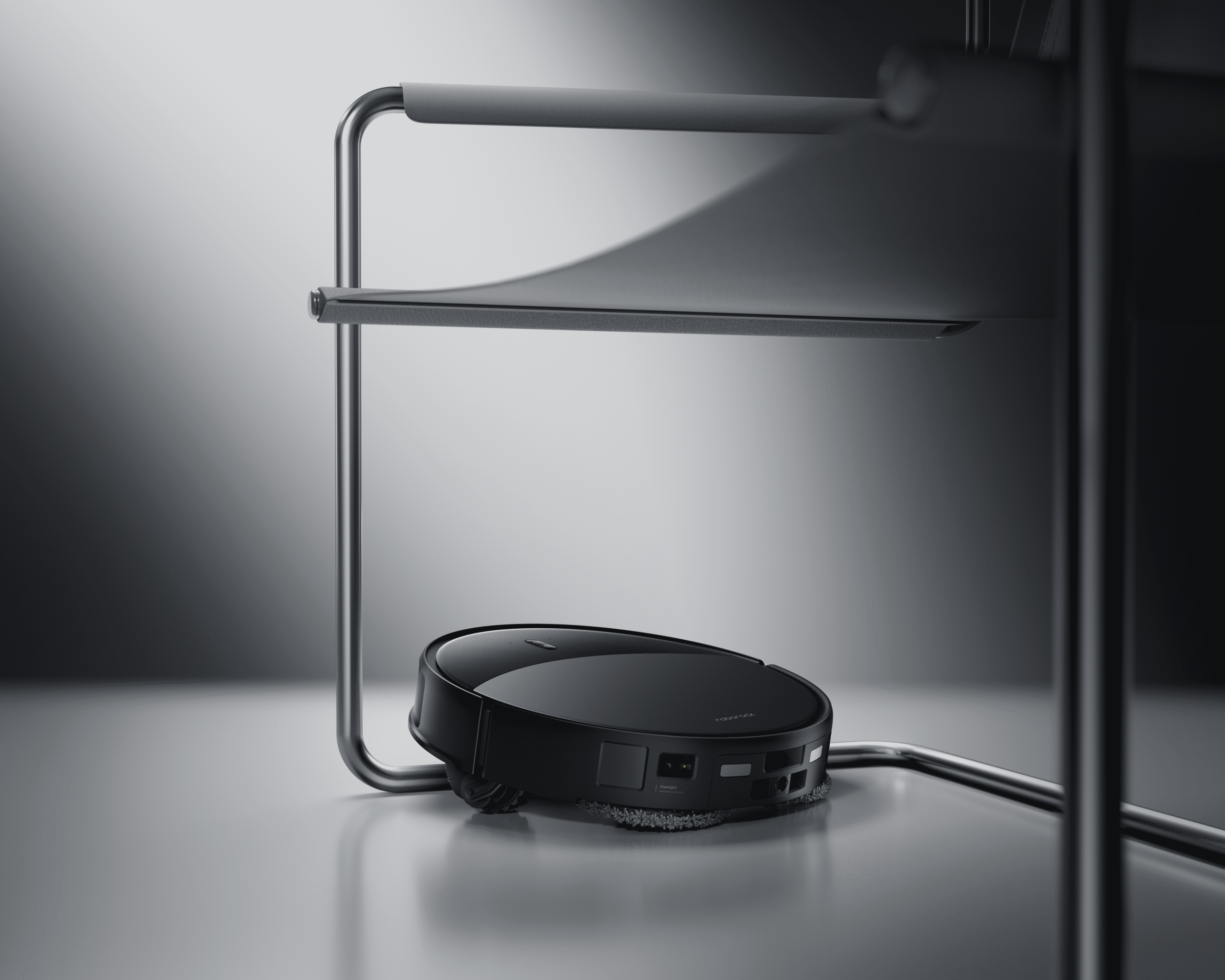 Roborock Saros 20 mit AdaptiLift Chassis 3.0 bei einer Bodenschwelle